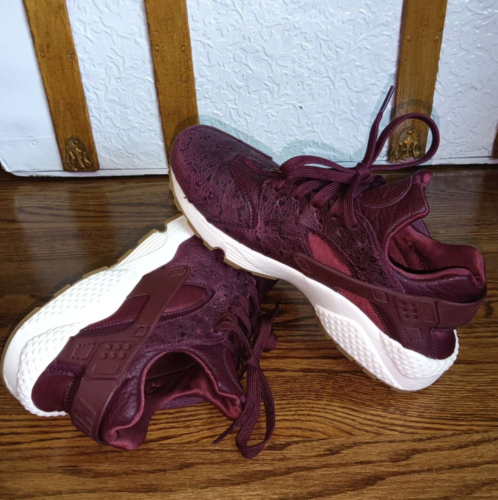 Women's 8.5 Nike Huarache Lace Up Sneakers